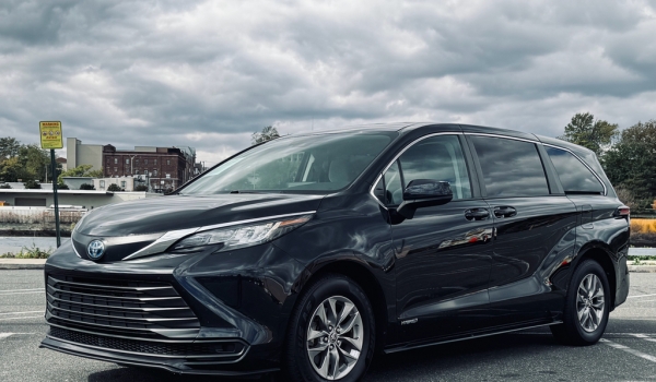 出售2021 TOYOTA SIENNA LE