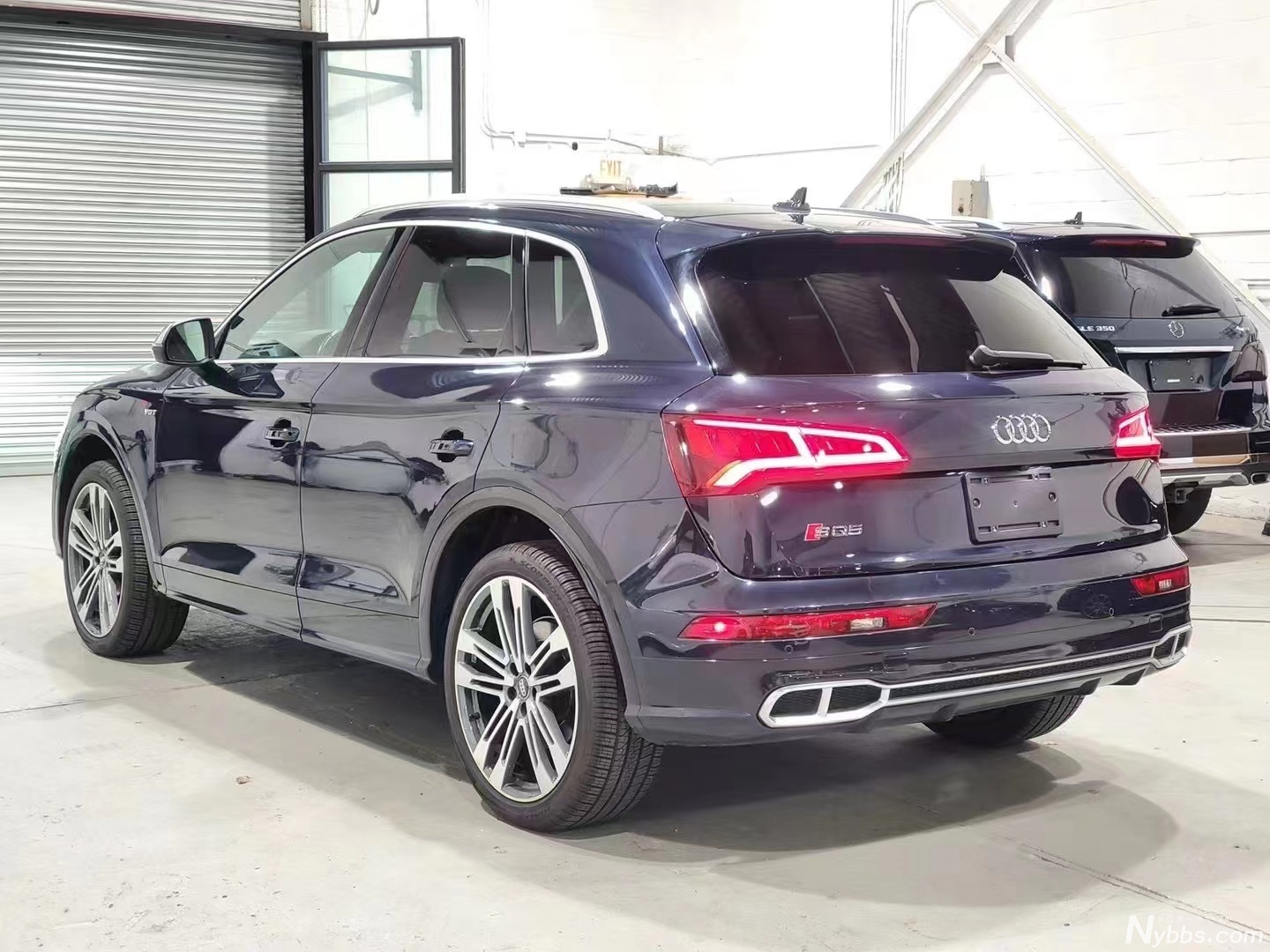 2018 Audi SQ5 Premium Plus back car body left side.jpg