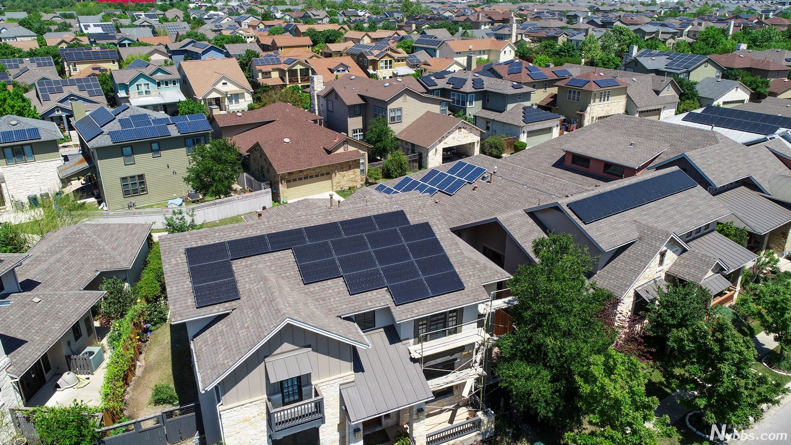 WEB_AME_Solar-Rooftops_shutterstock_1069925930_Roschetzky-Photography.jpg