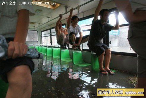 funny-bus-flood-2.jpg